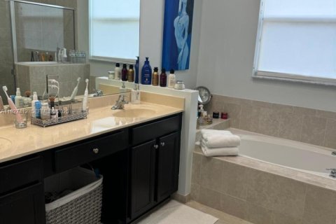 Villa ou maison à louer à Lake Worth, Floride: 4 chambres, 189.24 m2 № 1989148 - photo 10