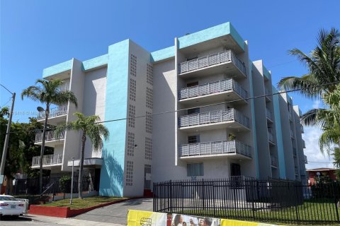 Condominio en alquiler en Miami, Florida, 2 dormitorios, 65.96 m2 № 1927051 - foto 1