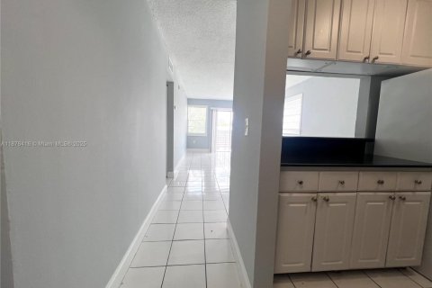 Condominio en alquiler en Miami, Florida, 2 dormitorios, 65.96 m2 № 1927051 - foto 4