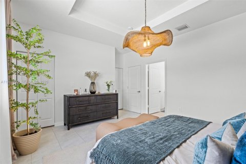 House in Miami, Florida 4 bedrooms, 173.73 sq.m. № 2045798 - photo 20