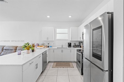 House in Miami, Florida 4 bedrooms, 173.73 sq.m. № 2045798 - photo 10