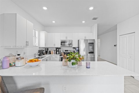 House in Miami, Florida 4 bedrooms, 173.73 sq.m. № 2045798 - photo 14