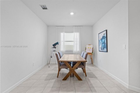 House in Miami, Florida 4 bedrooms, 173.73 sq.m. № 2045798 - photo 6
