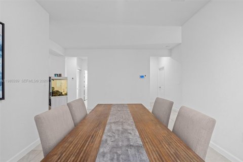 House in Miami, Florida 4 bedrooms, 173.73 sq.m. № 2045798 - photo 8