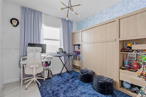 House in Miami, Florida 4 bedrooms, 173.73 sq.m. № 2045798 - photo 30