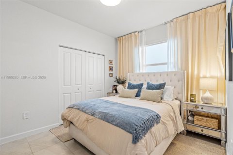 House in Miami, Florida 4 bedrooms, 173.73 sq.m. № 2045798 - photo 24