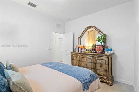 House in Miami, Florida 4 bedrooms, 173.73 sq.m. № 2045798 - photo 25