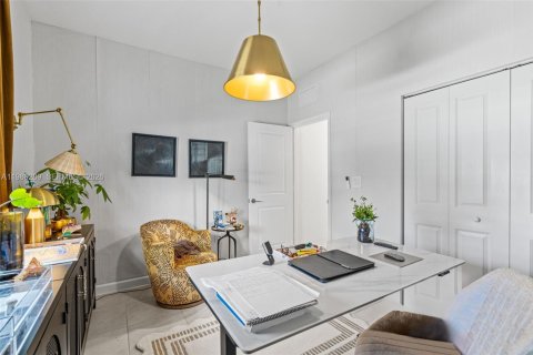 House in Miami, Florida 4 bedrooms, 173.73 sq.m. № 2045798 - photo 28