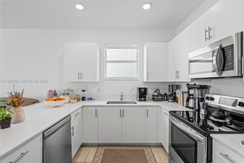 House in Miami, Florida 4 bedrooms, 173.73 sq.m. № 2045798 - photo 11