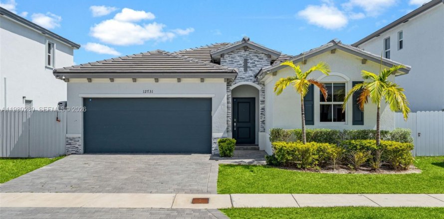 House in Miami, Florida 4 bedrooms, 173.73 sq.m. № 2045798