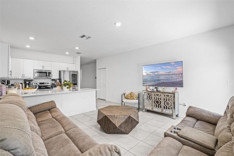 House in Miami, Florida 4 bedrooms, 173.73 sq.m. № 2045798 - photo 17