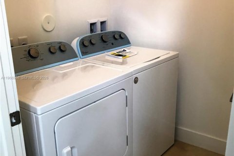 House in Doral, Florida 5 bedrooms, 336.68 sq.m. № 2029028 - photo 12