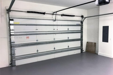 House in Doral, Florida 5 bedrooms, 336.68 sq.m. № 2029028 - photo 13