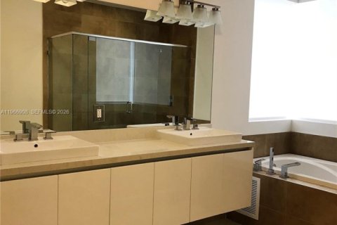 House in Doral, Florida 5 bedrooms, 336.68 sq.m. № 2029028 - photo 25