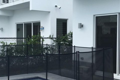 House in Doral, Florida 5 bedrooms, 336.68 sq.m. № 2029028 - photo 10