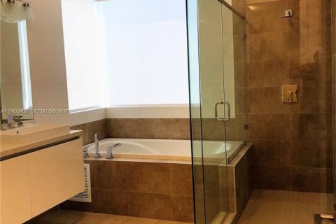 House in Doral, Florida 5 bedrooms, 336.68 sq.m. № 2029028 - photo 24