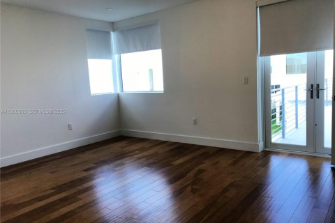 House in Doral, Florida 5 bedrooms, 336.68 sq.m. № 2029028 - photo 22