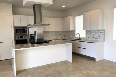 House in Doral, Florida 5 bedrooms, 336.68 sq.m. № 2029028 - photo 6