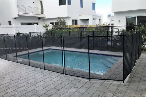 House in Doral, Florida 5 bedrooms, 336.68 sq.m. № 2029028 - photo 9