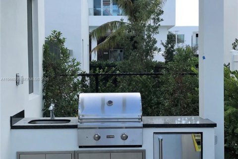 House in Doral, Florida 5 bedrooms, 336.68 sq.m. № 2029028 - photo 11