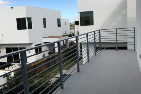 House in Doral, Florida 5 bedrooms, 336.68 sq.m. № 2029028 - photo 23