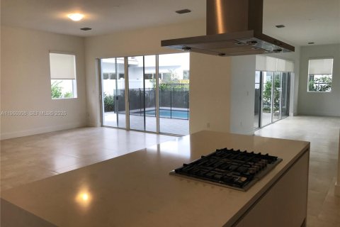 House in Doral, Florida 5 bedrooms, 336.68 sq.m. № 2029028 - photo 8