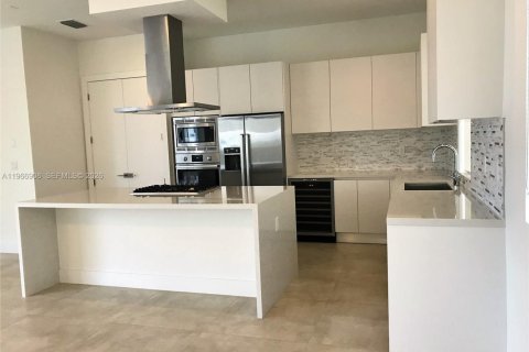 House in Doral, Florida 5 bedrooms, 336.68 sq.m. № 2029028 - photo 7
