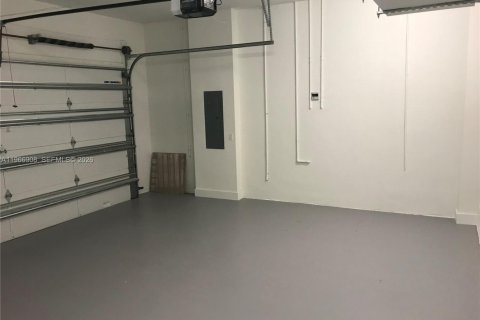 House in Doral, Florida 5 bedrooms, 336.68 sq.m. № 2029028 - photo 14