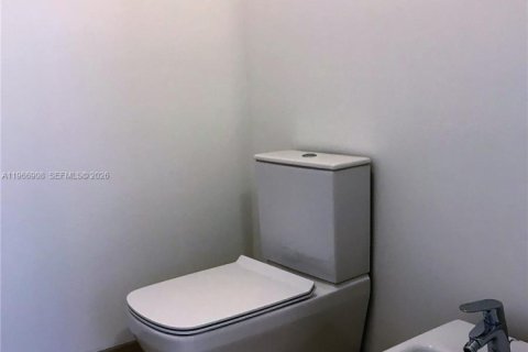 House in Doral, Florida 5 bedrooms, 336.68 sq.m. № 2029028 - photo 26