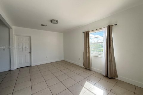 Casa en alquiler en Miami, Florida, 3 dormitorios, 246.56 m2 № 1992878 - foto 10