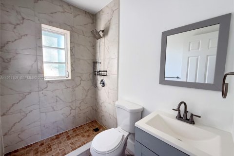 Casa en alquiler en Miami, Florida, 3 dormitorios, 246.56 m2 № 1992878 - foto 11