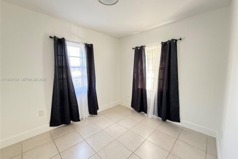 Casa en alquiler en Miami, Florida, 3 dormitorios, 246.56 m2 № 1992878 - foto 6