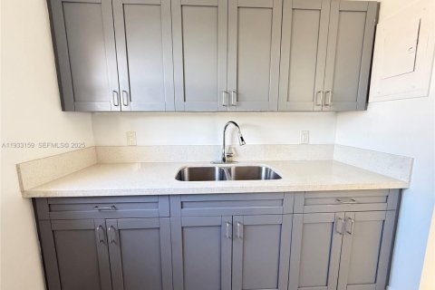 Casa en alquiler en Miami, Florida, 3 dormitorios, 246.56 m2 № 1992878 - foto 3