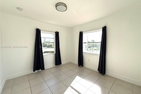Casa en alquiler en Miami, Florida, 3 dormitorios, 246.56 m2 № 1992878 - foto 5