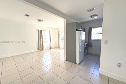 Casa en alquiler en Miami, Florida, 3 dormitorios, 246.56 m2 № 1992878 - foto 7