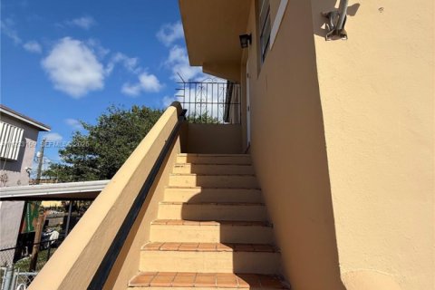 Casa en alquiler en Miami, Florida, 3 dormitorios, 246.56 m2 № 1992878 - foto 14