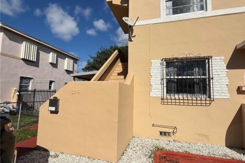 Casa en alquiler en Miami, Florida, 3 dormitorios, 246.56 m2 № 1992878 - foto 15