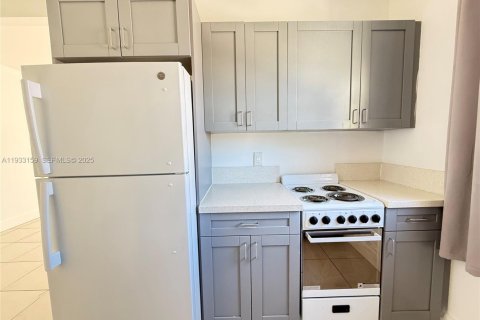 Casa en alquiler en Miami, Florida, 3 dormitorios, 246.56 m2 № 1992878 - foto 2