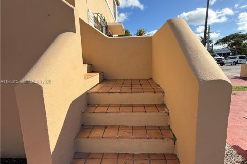 Casa en alquiler en Miami, Florida, 3 dormitorios, 246.56 m2 № 1992878 - foto 13