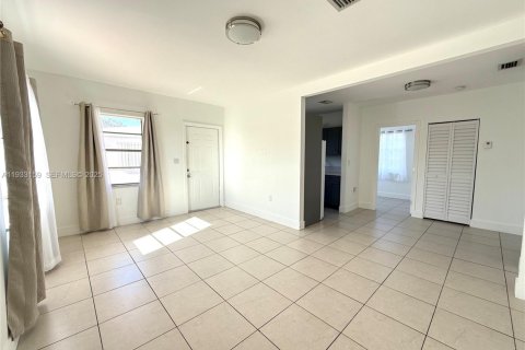 Casa en alquiler en Miami, Florida, 3 dormitorios, 246.56 m2 № 1992878 - foto 9