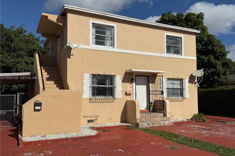 Casa en alquiler en Miami, Florida, 3 dormitorios, 246.56 m2 № 1992878 - foto 1