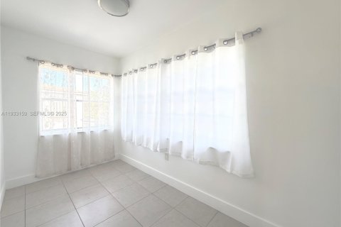 Casa en alquiler en Miami, Florida, 3 dormitorios, 246.56 m2 № 1992878 - foto 8