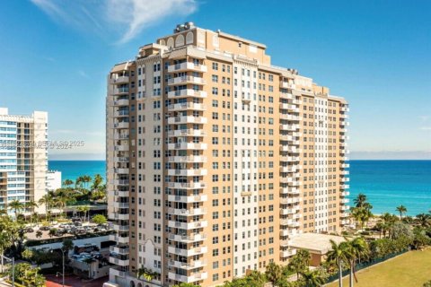 Copropriété à louer à Hallandale Beach, Floride: 2 chambres, 133.78 m2 № 1991483 - photo 8