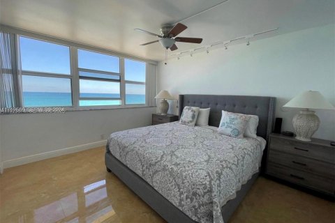 Copropriété à louer à Hallandale Beach, Floride: 2 chambres, 133.78 m2 № 1991483 - photo 1