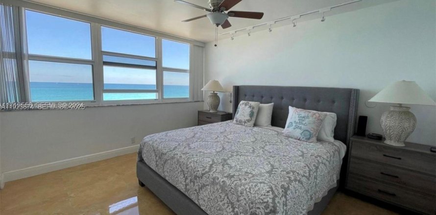 Condo à Hallandale Beach, Floride, 2 chambres  № 1991483