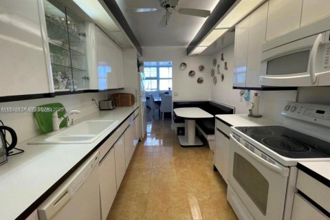 Copropriété à louer à Hallandale Beach, Floride: 2 chambres, 133.78 m2 № 1991483 - photo 6