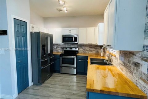 Снять в аренду таунхаус в Хомстед, Флорида 3 спальни, 155.98м2, № 1985920 - фото 9