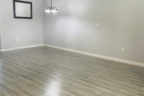 Снять в аренду таунхаус в Хомстед, Флорида 3 спальни, 155.98м2, № 1985920 - фото 4