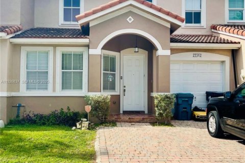 Снять в аренду таунхаус в Хомстед, Флорида 3 спальни, 155.98м2, № 1985920 - фото 1