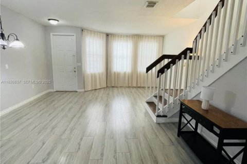 Снять в аренду таунхаус в Хомстед, Флорида 3 спальни, 155.98м2, № 1985920 - фото 5